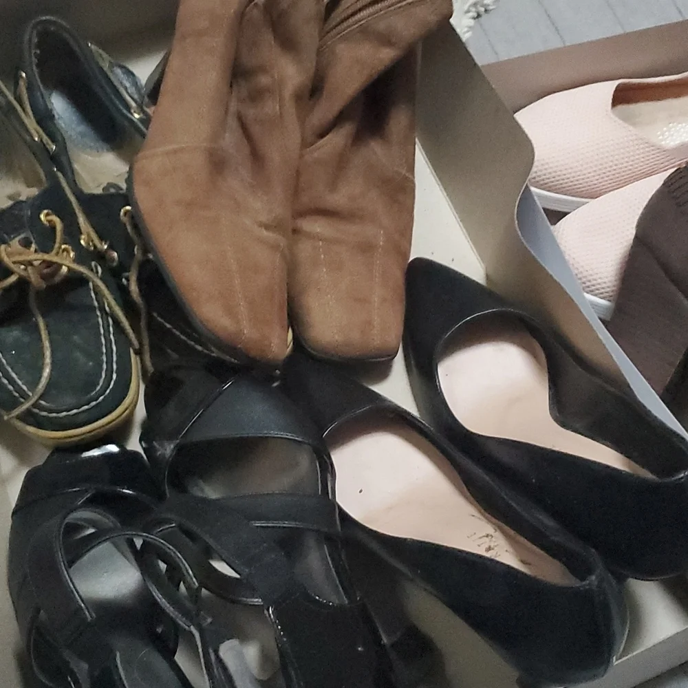 Shoe's - Picture 1 of 2